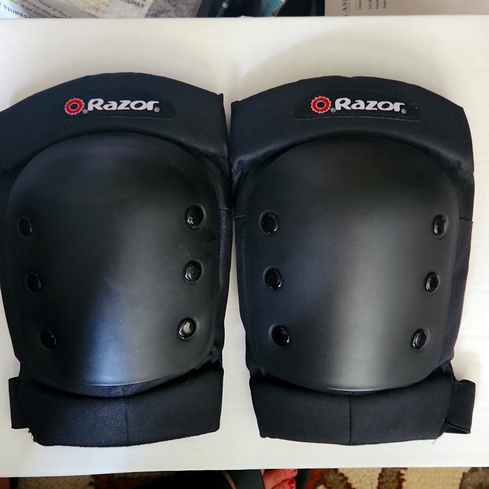 Razor knee pads Sz Lg Adult. Black w/ velcro straps X2, slip on adjustable. New.
